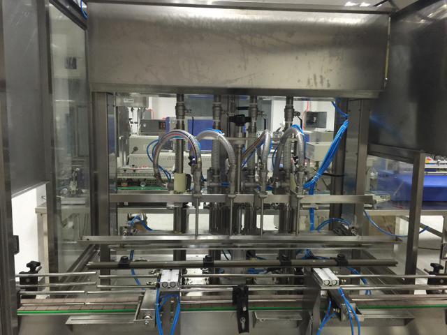 Abfüllmaschine mit vier Köpfen.jpg