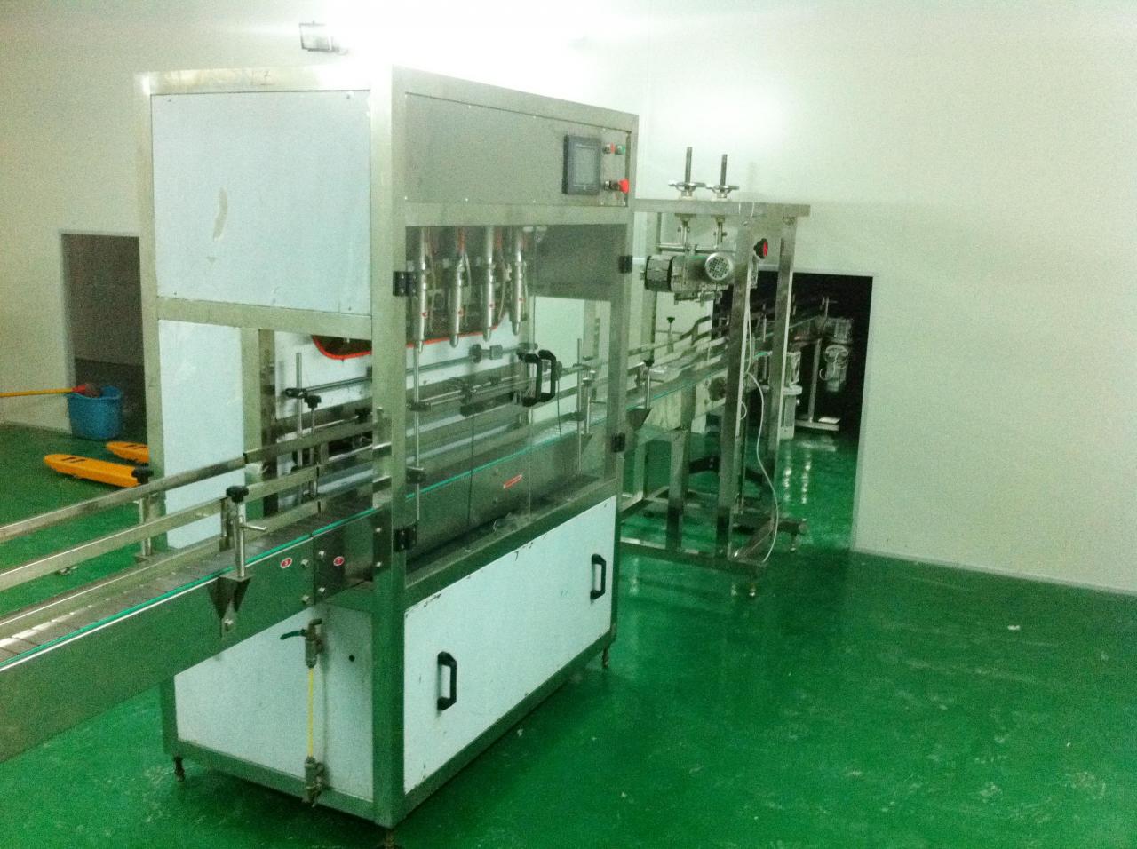 Linear filling machine with 4 filling heads LINEARE FÜLLMASCHINE.jpg