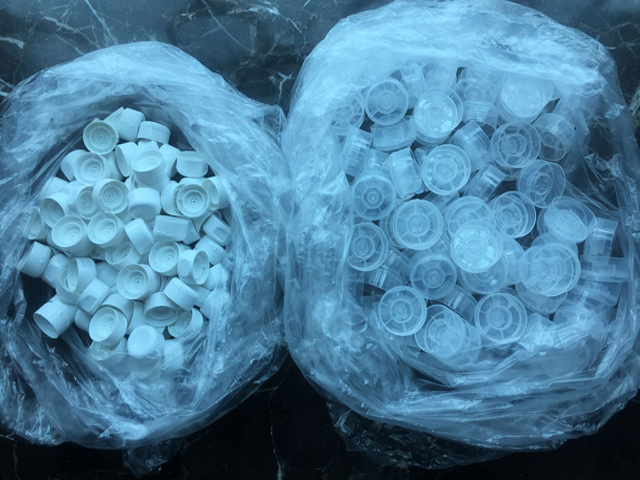 Klebebandproben nach dem Schrumpfetikettieren.png