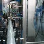 Automatische Flaschenfüll-, Verschließ-, Etikettier- und Kartoniermaschine