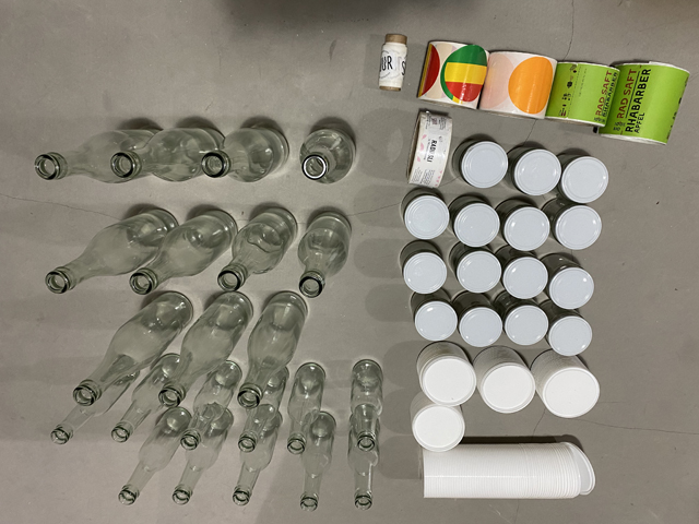 Flaschen Rollen Etiketten Deckel Proben.JPG