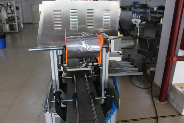 Verschließmaschine für Glasgefäße (1).JPG