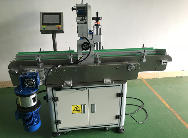 Etikettiermaschine für Lippenstift angepasst.jpg