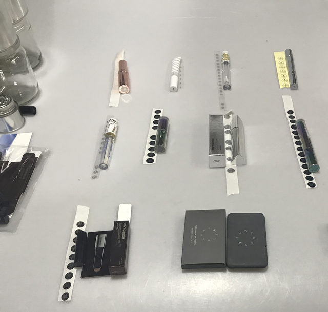 Etiketten und Lippenstift-Kosmetikprodukte.jpg