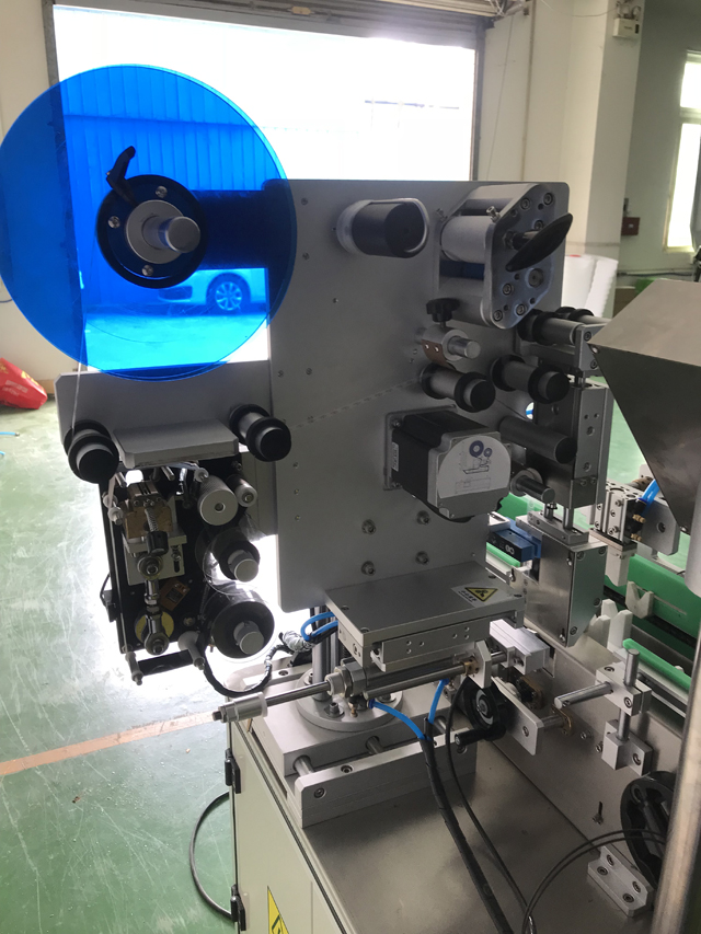 Etikettiermaschine mit Drucker.jpg