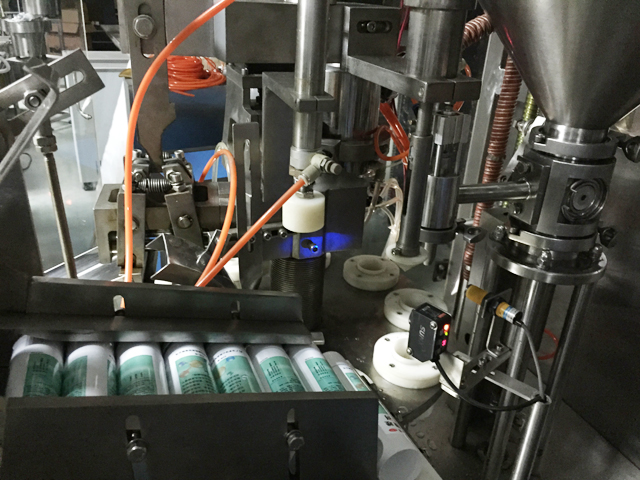 tubes holding feeding system automatisches Tubenzufuhrsystem zum Befüllen und Versiegeln.jpg