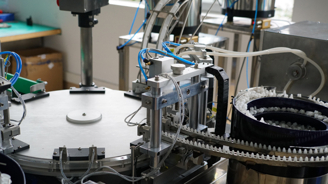 ROTARY-Abfüllung von E-Liquid in Plastikflaschen.jpg