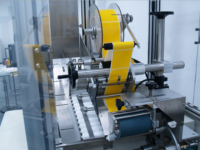 feeding tubes labeling process Details zur Etikettiermaschine.jpg