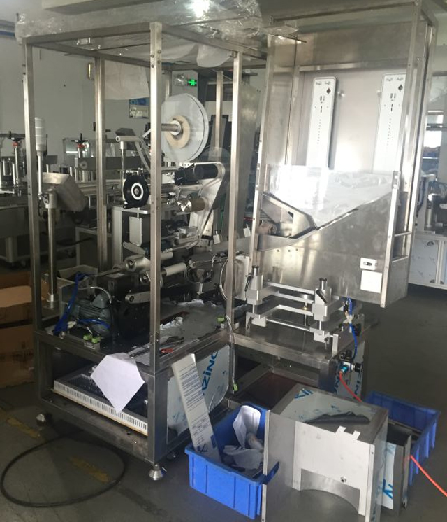 Maschinen in der Fabrik zum Etikettieren von Tuben.jpg