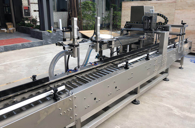 Füllen einer Öleimer-Verschließmaschine.jpg