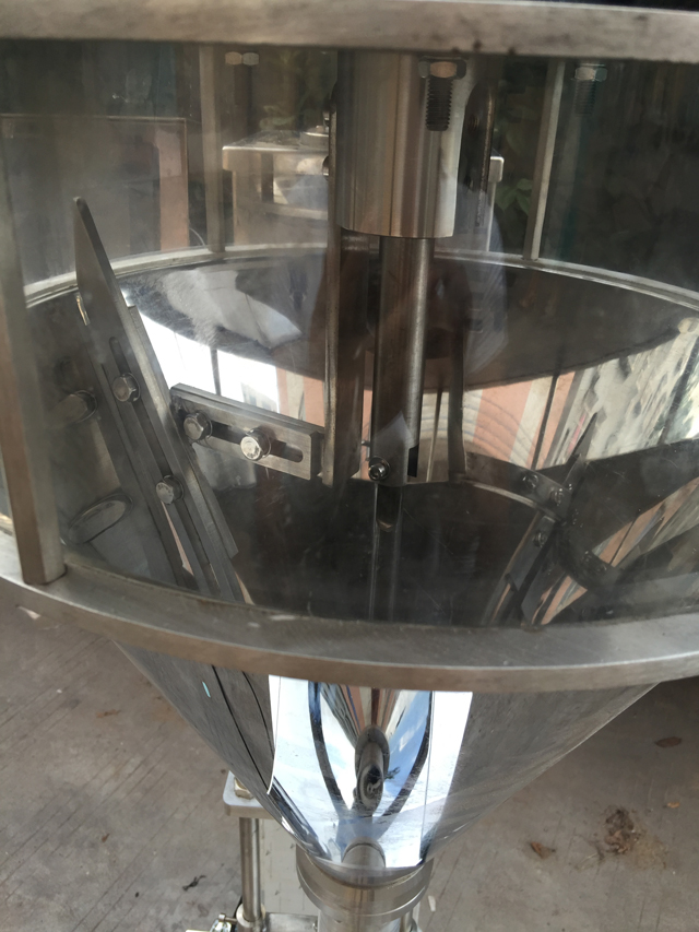 neue Maschine zum Abfüllen von Pulver (1).jpg