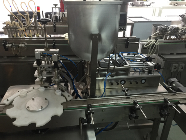 zwei Gläser Abfüllmaschine.jpg