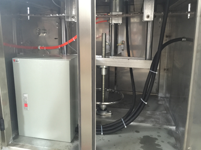 Maschine zum Verschließen von Dosen im Inneren.jpg