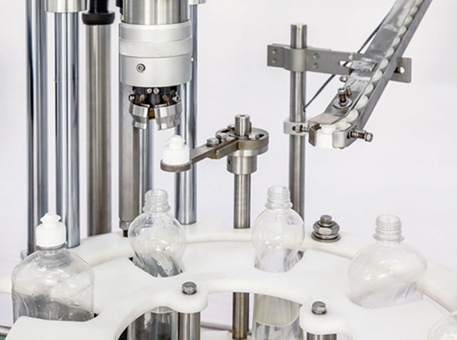 capping head close shot Details der einzelnen Verschließmaschine.jpg