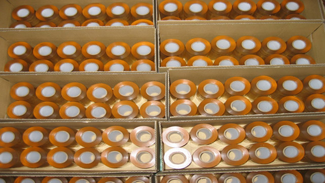 Klebebandproben nach dem Schrumpfetikettieren.png