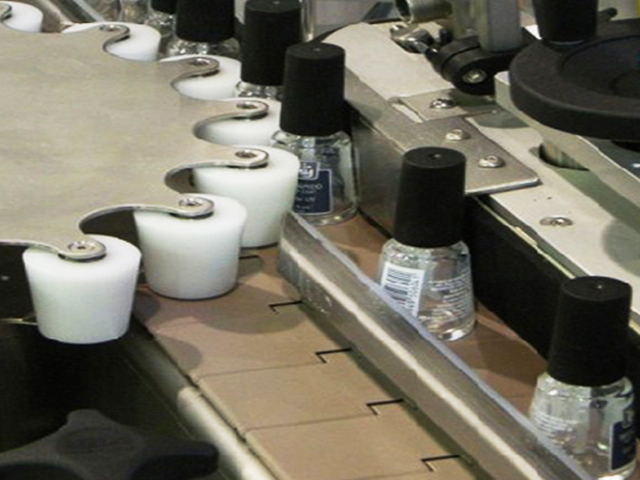 Flaschen mit rotierendem Sternrad zum Etikettieren.jpg