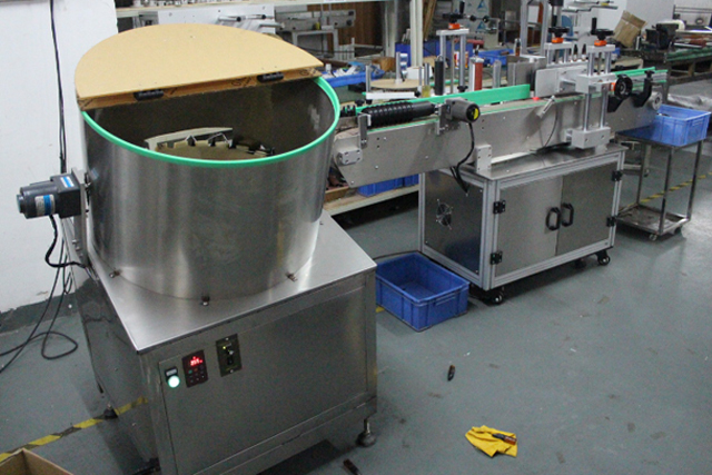 Flaschenentschlüsseler Fütterung (3).jpg