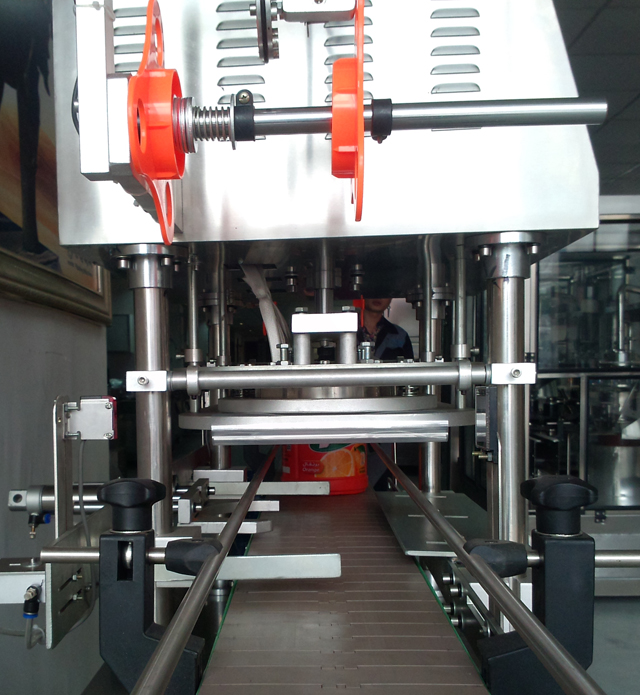 conveyor belt for jars sealing machine Rolle zum Einlegen des Films.jpg