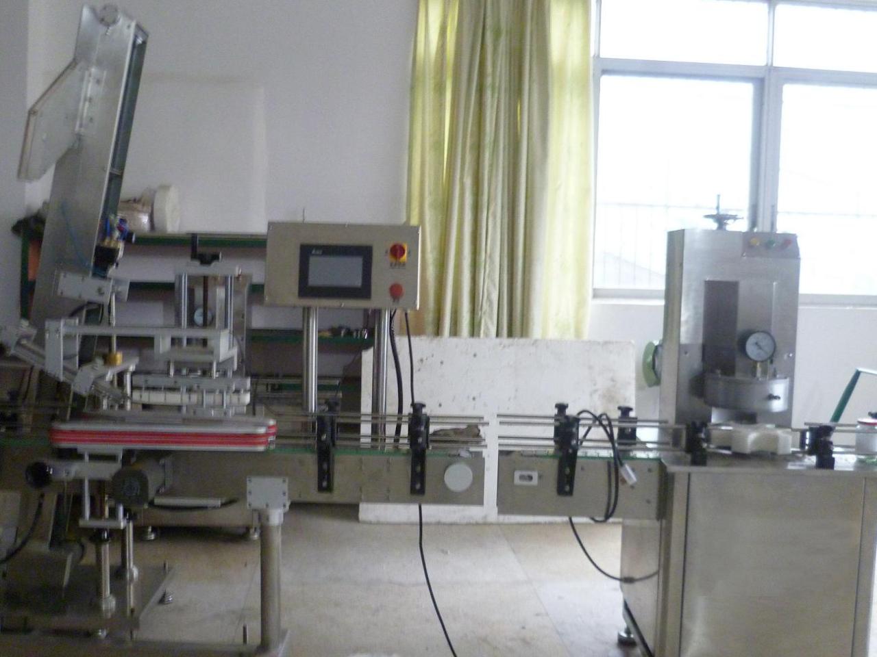vacuum capping machine with cap placement Vakuumverschließer für Glasgefäße.JPG