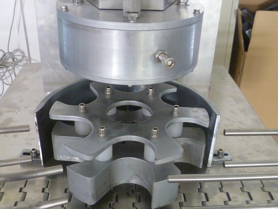 rotary vacuum capper machinery Rotationskopf der Vakuumverschließmaschine.JPG