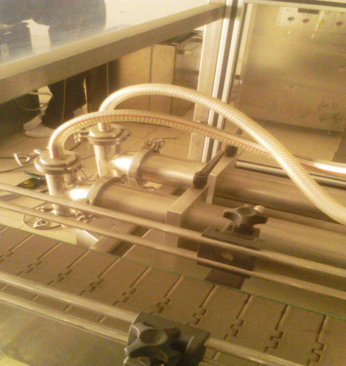 Abfüllmaschine mit Doppelköpfen, ausgestattet mit automatischer.jpg