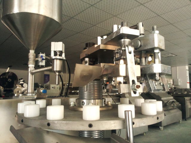 metal tubes filling folding machine Tubenfüll- und Verschließmaschinen auf Lager.jpg