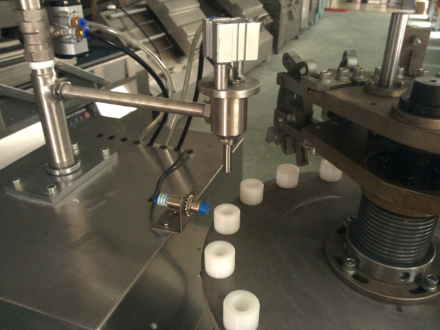 filling nozzles for aluminum tubes filling process Dichtungsfüllung für Metallrohre.jpg