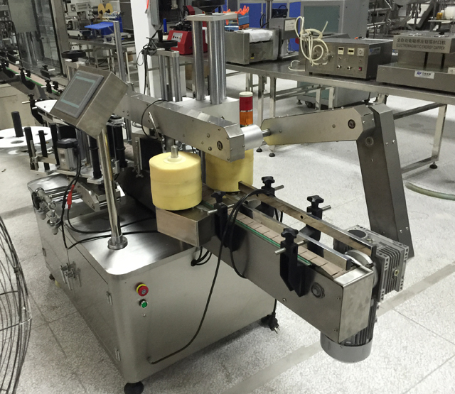 double side bottle labeling equipment doppelseitige_flaschenetikettieranlage.jpg
