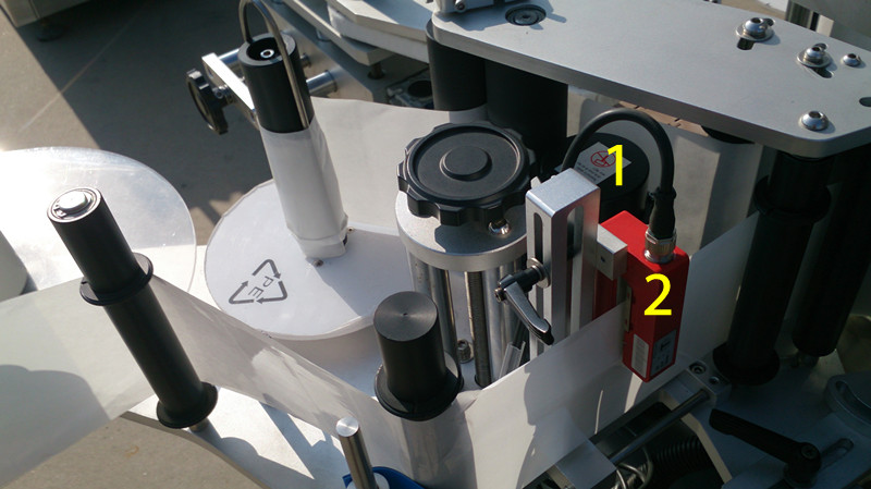 labeling machine for E liquid small bottles Kennzeichnung für E-Liquid schließen pictures.jpg