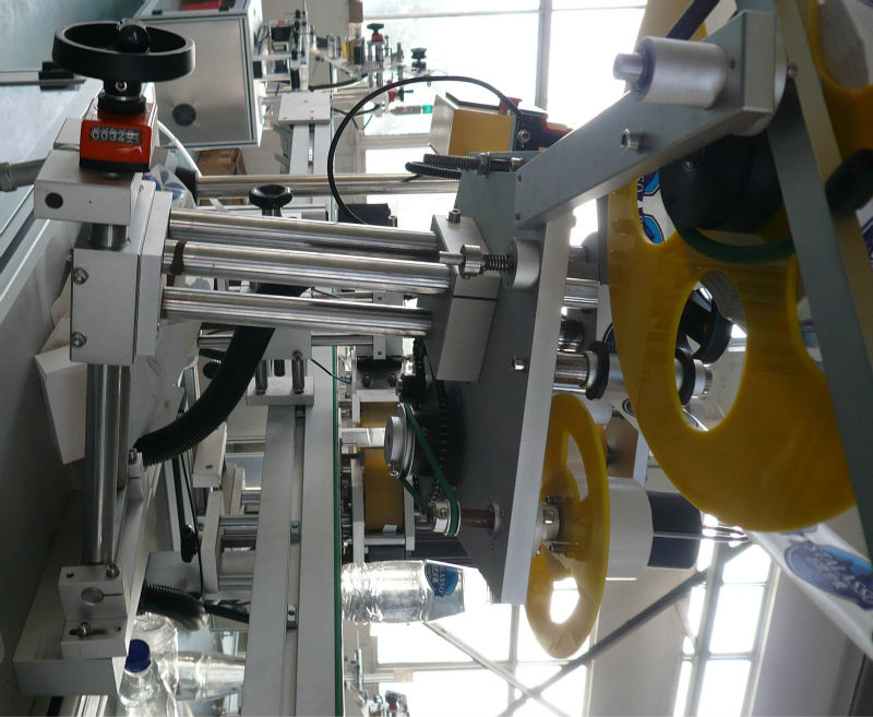 Doppelseitige selbstklebende Etikettenklebemaschine von oben nach unten