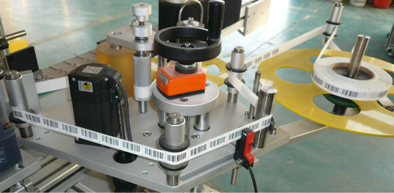 Doppelseitige selbstklebende Etikettenklebemaschine von oben nach unten