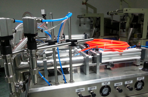 liquid filling machinery semi automatic horizontaler Flüssigkeitsfüller vollpneumatisch.jpg