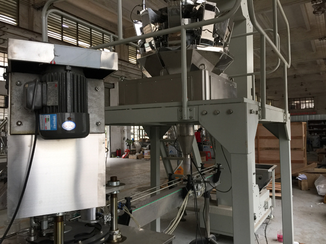 Dosenfüll-Verschließmaschine Nahaufnahme.jpg