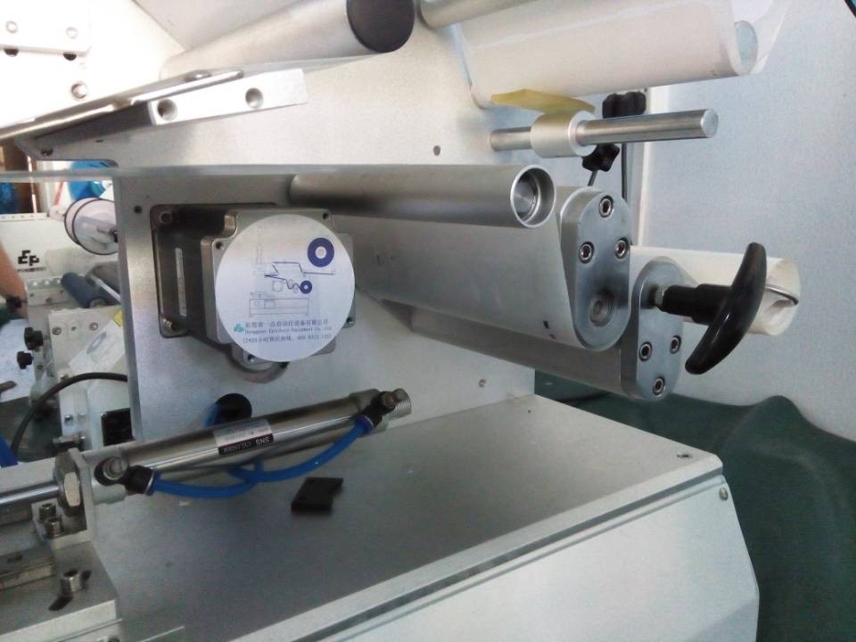 close shot for labeling machines halbautomatische Rollenetikettiermaschinen.