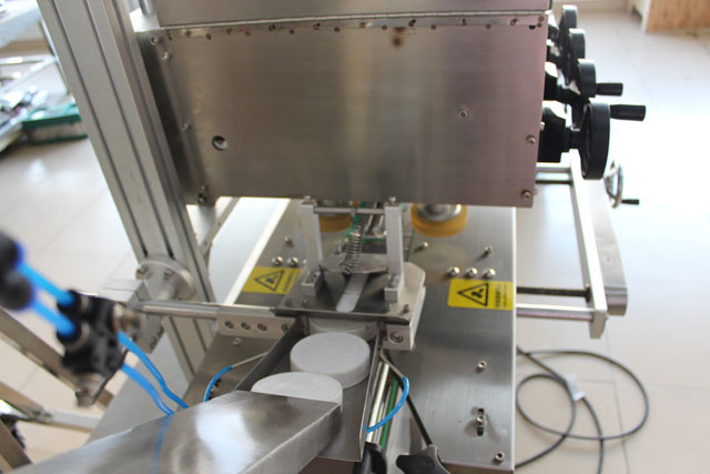 Verschließmaschine mit Hebevorrichtung (1).JPG