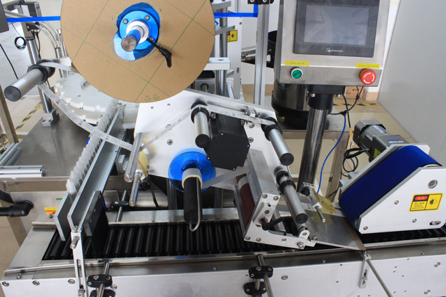 rolling bars from horizontal labeling machine Synchronriemen zum Rollen von Flaschen.jpg