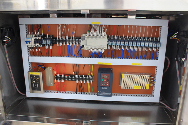 horizontal small bottles labeling machine picture horizontale Etikettiermaschine tatsächliches Bild.jpg