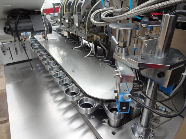 Arbeitsplatte für Tubenfüller/-verschließer.jpg