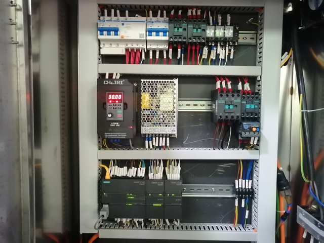 12-Kopf-Abfüllmaschine mit Mischheizung (2).jpg