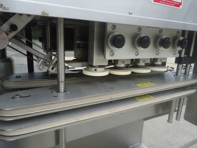 high speed linear screw capping machines Hochgeschwindigkeits-Schraubverschluss.jpg