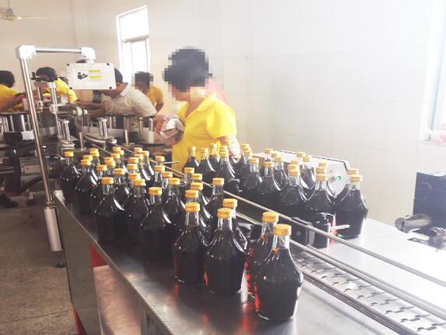 Maschinen laufen in der Fabrik.jpg