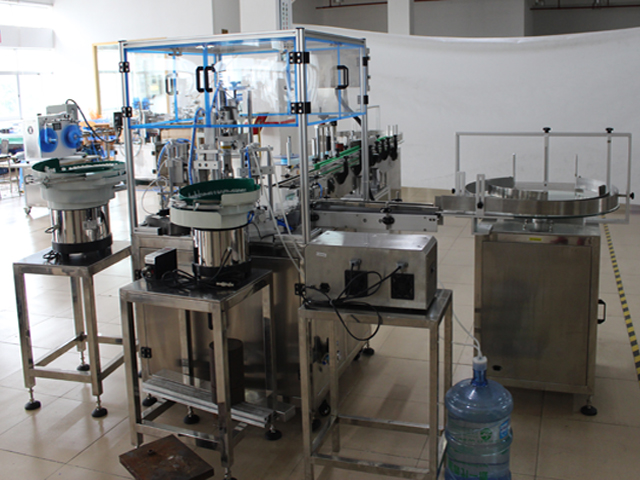 aktuelle Bilder vom Füllen, Verschließen und Etikettieren.jpg