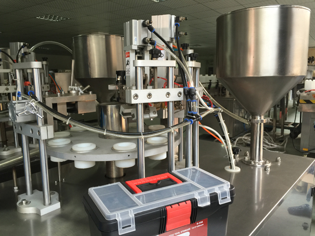 Tubenfüller/-versiegeler in einer Reihe.jpg