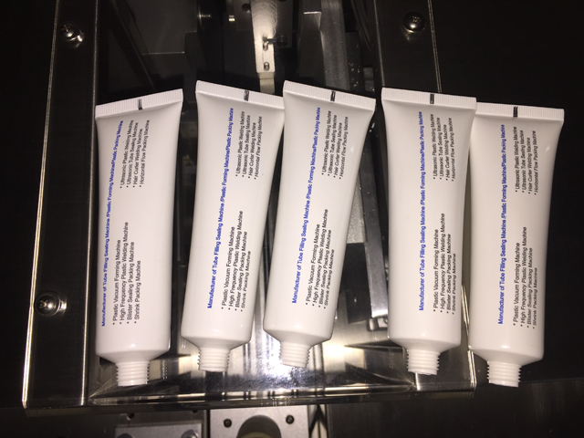 tubes samples filling sealing samples final products Tubenproben vom Füller/Versiegeler.jpg