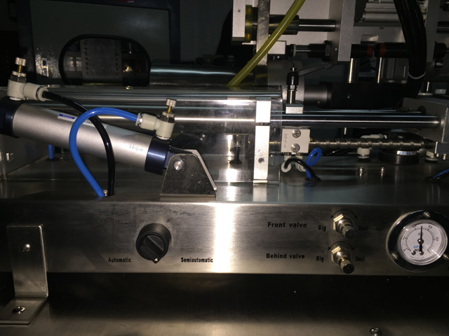 horizontal filling machine for filling process horizontale Abfüllmaschine für Tuben Füller Sealer.jpg