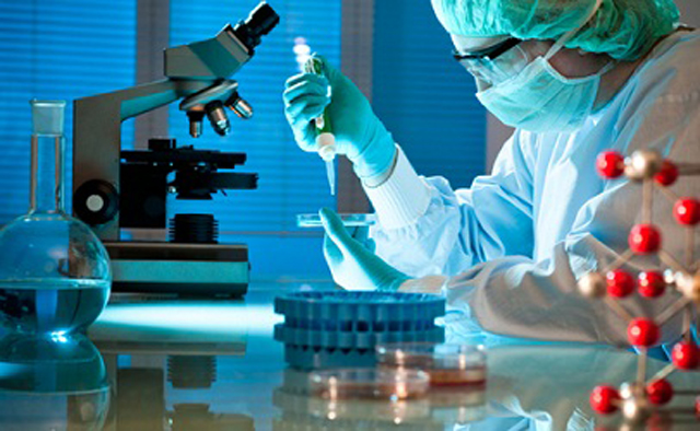 workers testing filling sealing samples Labortests mit Tubenfüller und -versiegeler.jpg