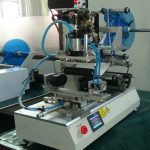 Pneumatische Rolletikettiermaschine für flache, quadratische und runde Flaschen mit Coder