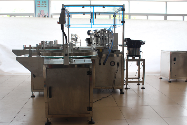 Füll- und Verschließmaschine für ätherische Öle.jpg