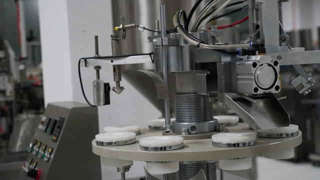 Tubenfüller/-versiegeler Kunststoff.jpg