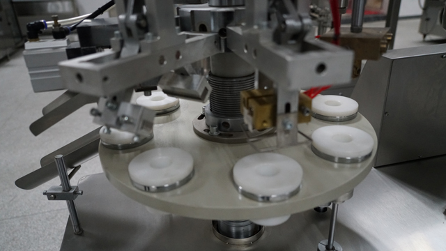 halbautomatische Tubenfüller-Versiegelungslinie.jpg